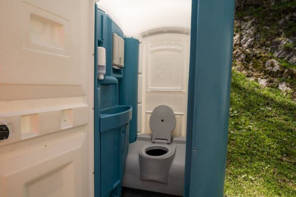 Best Porta potty delivery and setup  in West Ishpeng, MI